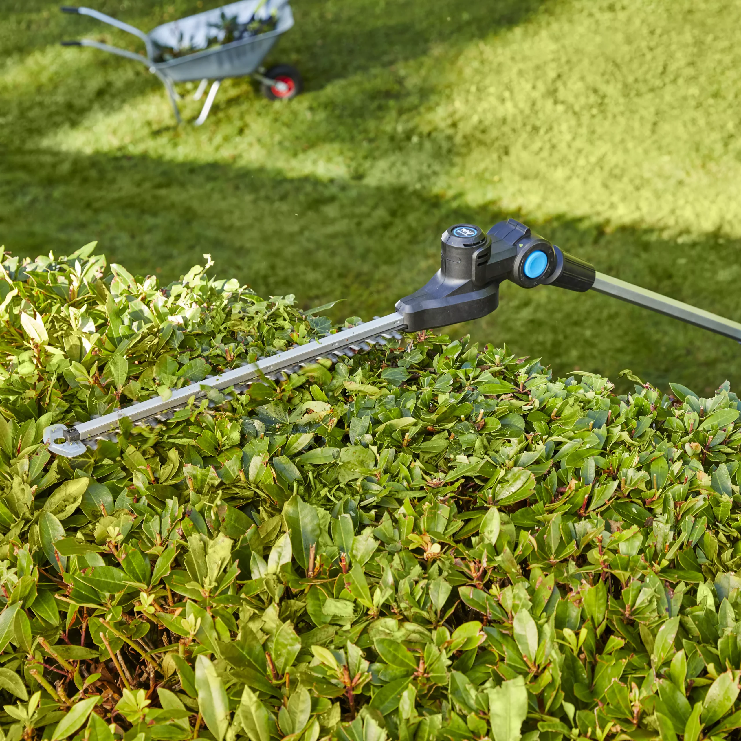 Mac Allister 18V 450mm MPHT1845-Li Cordless Pole Hedge Trimmer 2 Mac Allister 18V 450mm MPHT1845-Li Cordless Pole Hedge Trimmer - Image 2