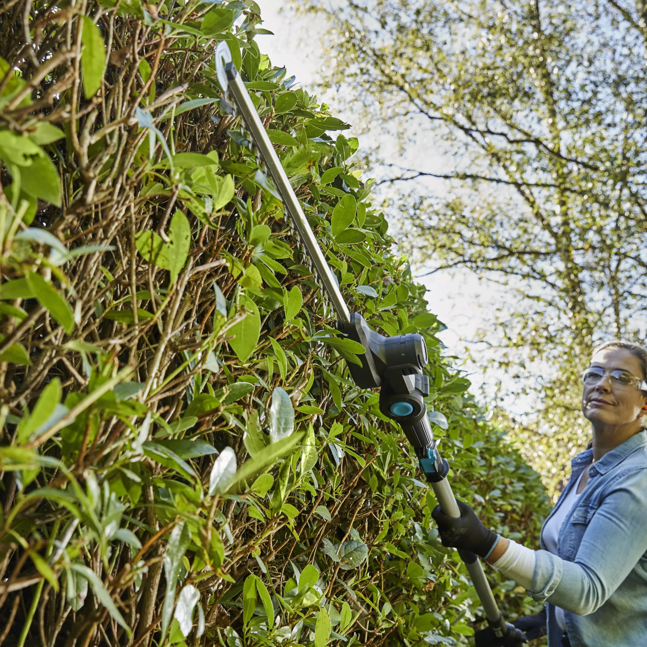 Mac Allister 18V 450mm MPHT1845-Li Cordless Pole Hedge Trimmer 4 Mac Allister 18V 450mm MPHT1845-Li Cordless Pole Hedge Trimmer - Image 4