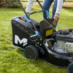 Mac Allister MLMP300H40 125cc Petrol Rotary Lawnmower 9 Mac Allister MLMP300H40 125cc Petrol Rotary Lawnmower -Flyymo Care Garden Shop mac allister mlmp300h40 125cc petrol rotary lawnmower5059340124537 03i